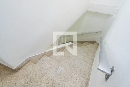Casa à venda com 82m², 2 quartos e 1 vagaEscada