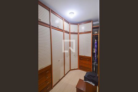 Casa à venda com 326m², 4 quartos e 6 vagas Casa à venda com 326m², 4 quartos e 6 vagasCloset da suíte 2