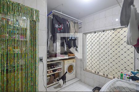 Casa à venda com 326m², 4 quartos e 6 vagas Casa à venda com 326m², 4 quartos e 6 vagasÁrea de Serviço