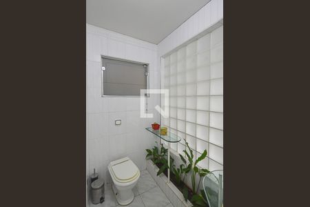 Casa à venda com 326m², 4 quartos e 6 vagas Casa à venda com 326m², 4 quartos e 6 vagasLavabo