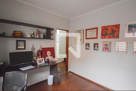 Casa à venda com 326m², 4 quartos e 6 vagas Casa à venda com 326m², 4 quartos e 6 vagasEscritório