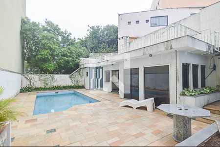 Casa à venda com 326m², 4 quartos e 6 vagas Casa à venda com 326m², 4 quartos e 6 vagasPiscina