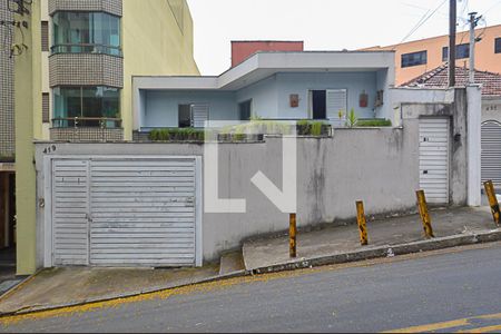 Casa à venda com 326m², 4 quartos e 6 vagas Casa à venda com 326m², 4 quartos e 6 vagasFachada