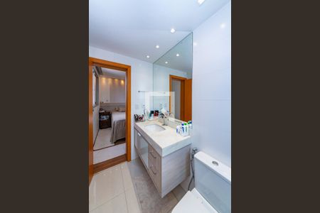 Apartamento à venda com 246m², 4 quartos e 4 vagasBanheiro da Suíte 1