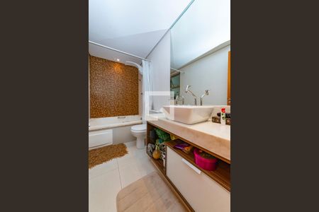 Apartamento à venda com 246m², 4 quartos e 4 vagasBanheiro da Suíte 2