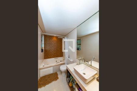 Apartamento à venda com 246m², 4 quartos e 4 vagasBanheiro da Suíte 2