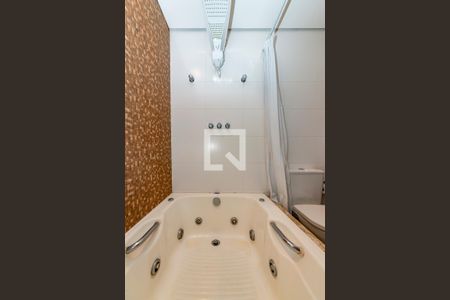 Apartamento à venda com 246m², 4 quartos e 4 vagasBanheiro da Suíte 2