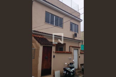 Casa de condomínio à venda com 220m², 4 quartos e sem vaga Casa de condomínio à venda com 220m², 4 quartos e sem vagaFachada