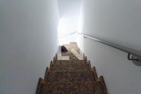 Casa de condomínio para alugar com 153m², 3 quartos e 2 vagasEscada