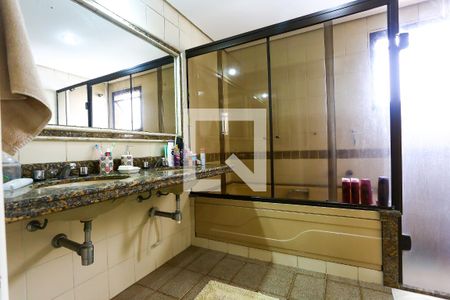 Apartamento à venda com 193m², 4 quartos e 4 vagasBanheiro da Suíte 2