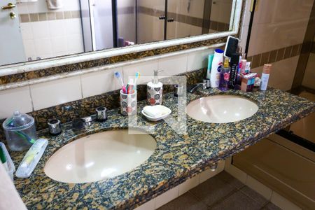 Apartamento à venda com 193m², 4 quartos e 4 vagasBanheiro da Suíte 2