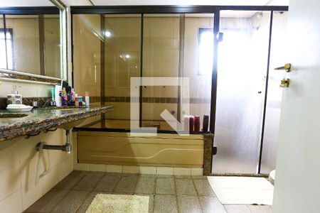 Apartamento à venda com 193m², 4 quartos e 4 vagasBanheiro da Suíte 2