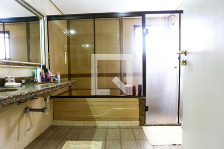 Apartamento à venda com 193m², 4 quartos e 4 vagasBanheiro da Suíte 2