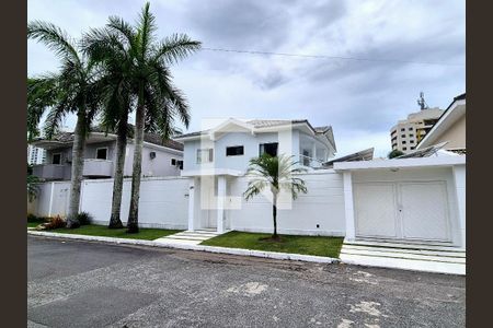 Casa à venda com 688m², 4 quartos e 3 vagasFachada