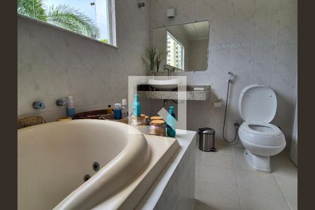 Casa à venda com 688m², 4 quartos e 3 vagasBanheiro do Quarto 1