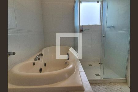 Casa à venda com 688m², 4 quartos e 3 vagasBanheiro do Quarto 2