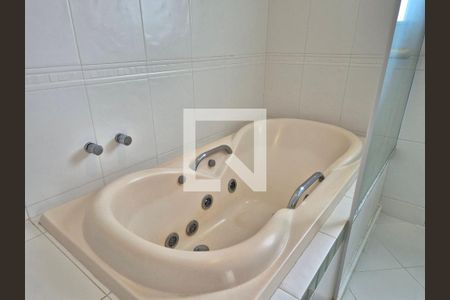 Casa à venda com 688m², 4 quartos e 3 vagasBanheiro do Quarto 2