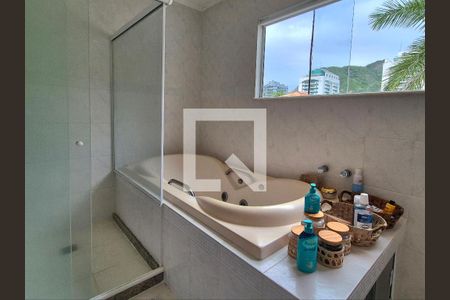 Casa à venda com 688m², 4 quartos e 3 vagasBanheiro do Quarto 1