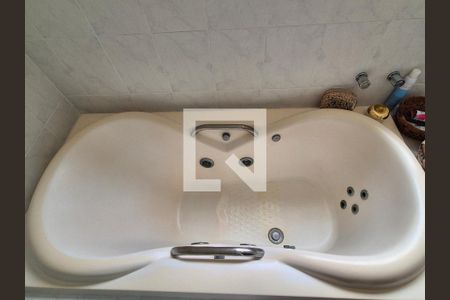 Casa à venda com 688m², 4 quartos e 3 vagasBanheiro do Quarto 1