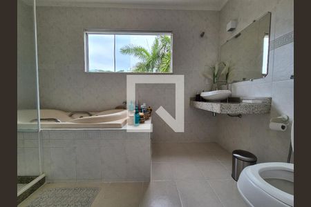 Casa à venda com 688m², 4 quartos e 3 vagasBanheiro do Quarto 1