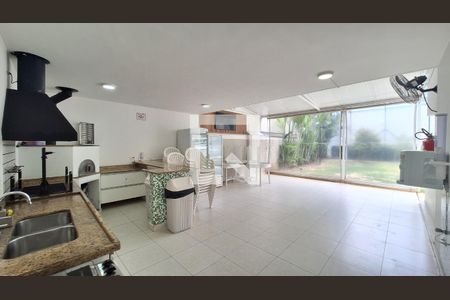 Apartamento à venda com 175m², 3 quartos e 4 vagas Apartamento à venda com 175m², 3 quartos e 4 vagasÁrea comum - Churrasqueira