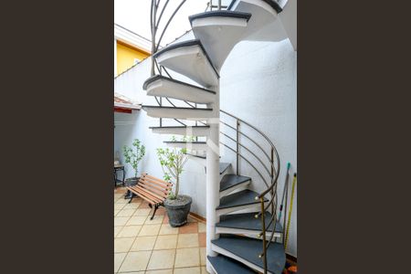 Casa à venda com 175m², 4 quartos e 4 vagasEscada