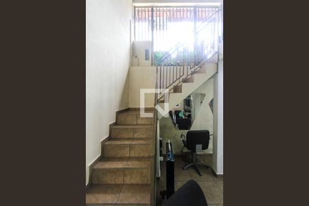 Casa à venda com 187m², 2 quartos e 2 vagas Casa à venda com 187m², 2 quartos e 2 vagasEscada