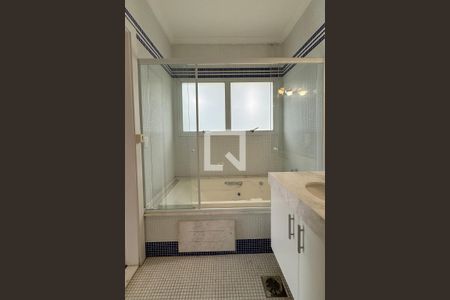 Casa de condomínio para alugar com 700m², 5 quartos e 5 vagasBanheiro da Suíte 4