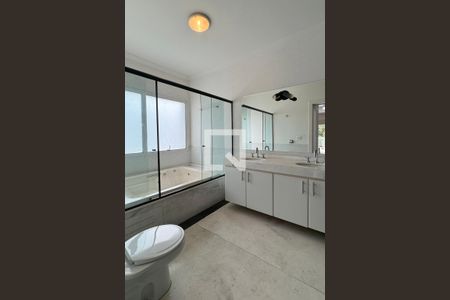 Casa de condomínio para alugar com 700m², 5 quartos e 5 vagasBanheiro da Suíte 2