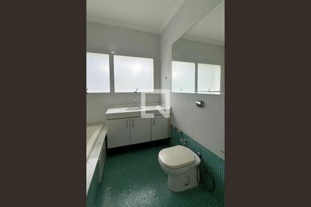 Casa de condomínio para alugar com 700m², 5 quartos e 5 vagasBanheiro da Suíte 3