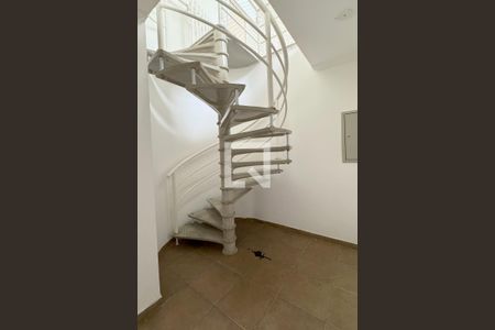 Casa de condomínio para alugar com 700m², 5 quartos e 5 vagasEscada