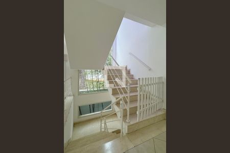 Casa de condomínio para alugar com 700m², 5 quartos e 5 vagasEscada