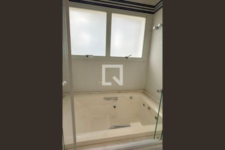 Casa de condomínio para alugar com 700m², 5 quartos e 5 vagasBanheiro da Suíte 4