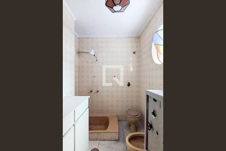 Casa à venda com 220m², 2 quartos e 3 vagasBanheiro da suíte 1