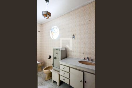 Casa à venda com 220m², 2 quartos e 3 vagasBanheiro da suíte 1