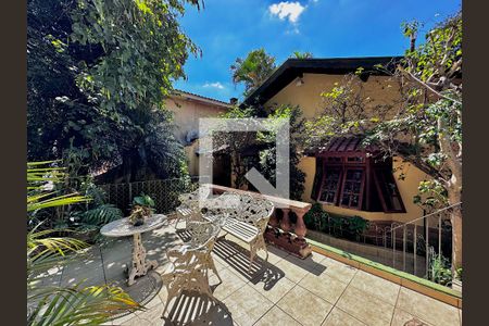 Casa à venda com 290m², 4 quartos e 2 vagas Casa à venda com 290m², 4 quartos e 2 vagasVaranda