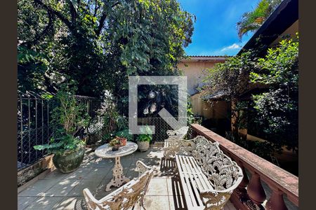 Casa à venda com 290m², 4 quartos e 2 vagas Casa à venda com 290m², 4 quartos e 2 vagasVaranda