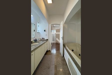 Casa de condomínio à venda com 385m², 4 quartos e 3 vagasBanheiro da Suíte 1