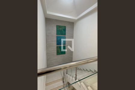 Casa de condomínio à venda com 385m², 4 quartos e 3 vagasEscada