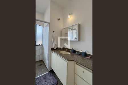 Casa de condomínio à venda com 385m², 4 quartos e 3 vagasBanheiro Corredor