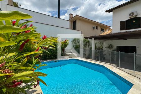 Casa de condomínio à venda com 385m², 4 quartos e 3 vagasPiscina