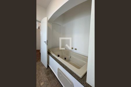 Casa de condomínio à venda com 385m², 4 quartos e 3 vagasBanheiro da Suíte 1