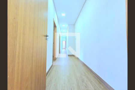 Casa de condomínio à venda com 225m², 4 quartos e 4 vagas Casa de condomínio à venda com 225m², 4 quartos e 4 vagasCorredor quartos