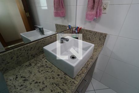 Casa de condomínio à venda com 132m², 2 quartos e 2 vagasBanheiro Social - Pia