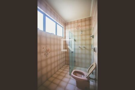 Casa de condomínio à venda com 293m², 5 quartos e 4 vagas Casa de condomínio à venda com 293m², 5 quartos e 4 vagasBanheiro Suíte