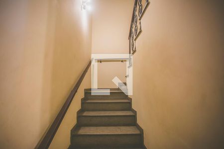 Casa de condomínio à venda com 293m², 5 quartos e 4 vagas Casa de condomínio à venda com 293m², 5 quartos e 4 vagasEscadas