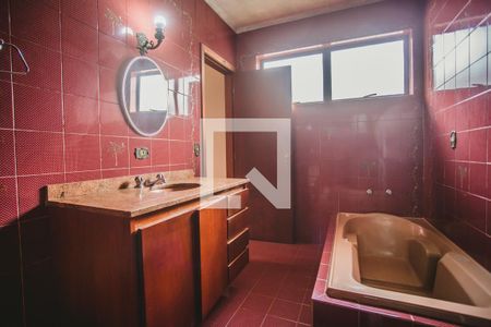 Casa de condomínio à venda com 293m², 5 quartos e 4 vagas Casa de condomínio à venda com 293m², 5 quartos e 4 vagasBanheiro Suíte