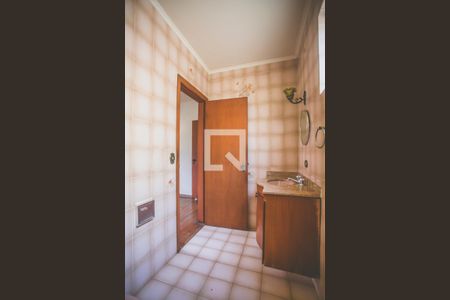 Casa de condomínio à venda com 293m², 5 quartos e 4 vagas Casa de condomínio à venda com 293m², 5 quartos e 4 vagasBanheiro Suíte