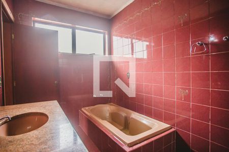 Casa de condomínio à venda com 293m², 5 quartos e 4 vagas Casa de condomínio à venda com 293m², 5 quartos e 4 vagasBanheiro Suíte