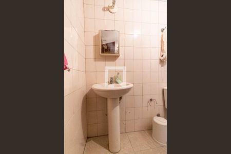 Casa à venda com 200m², 6 quartos e 1 vaga Casa à venda com 200m², 6 quartos e 1 vagaBanheiro de serviço